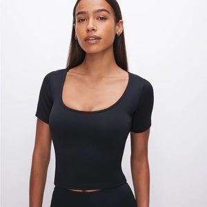Good American SCUBA CROPPED SCOOP TEE